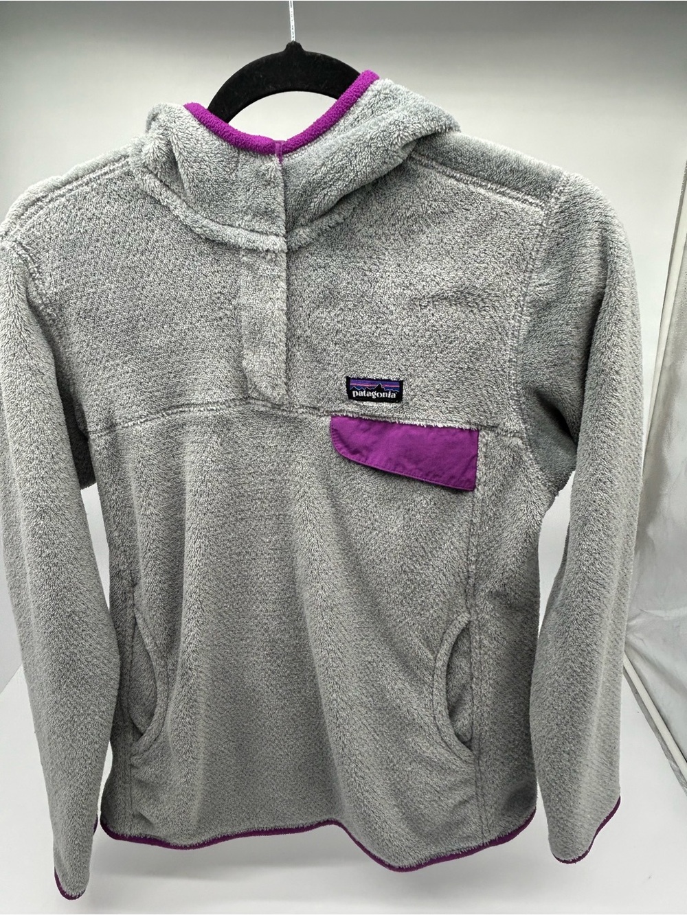 Patagonia Gray Sherpa Quarter Snap Pullover with Purple Trim Medium